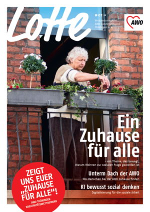 Titelblatt der Lotte. Eine ältere Damen steht auf dem französischen Balkon eines Backsteinhauses und giest die Blumen in den Balkonkästen