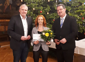 Lieselotte Keil nahm die Auszeichnung von Oberbürgermeister Andreas Bausewein (links) und Frank Wenzel, dem städtischen Beauftragten für Ortsteile und Ehrenamt, entgegen.