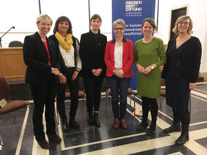 v.l.n.r.: Dr. Cornelia Klisch (SPD), Annette Projahn (Geschäftsfrau und Weimarer Stadträtin), Helena Müller (DGB), Katrin Matzky (stellv. AWO-Landesvorsitzende), Diana Lehmann (Gleichstellungspolitische Sprecherin der SPD-Fraktion im Thüringer Landtag), Eva Nagler (Friedrich-Ebert-Stiftung)