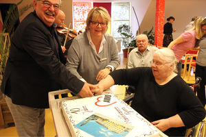 AWO AJS-Geschäftsführer Achim Ries, Einrichtungsleiterin Karin Sohr und Gisela May, die Vorsitzende des Bewohnerbeirates, schnitten die Jubiläumstorte an.