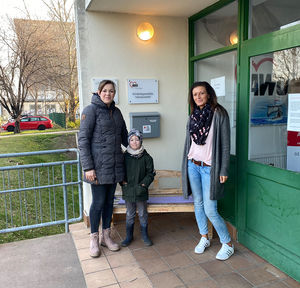Kira Kister (li.) ist Kinderkrankenschwester im Erfurter Helios Klinikum. Ihr Sohn Emil (6) besucht die Notbetreuung in der AWO Kita "Hanseviertel", die von Heike Rinmann (re.) geleitet wird.
