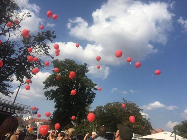 100 Luftballons flogen in den Bad Langensalzaer Nachmittagshimmel