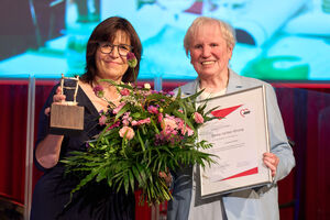 AWO-Landesvorsitzende Petra Rottschalk und Emma-Sachse-Preisträgerin Gudrun Ulmer