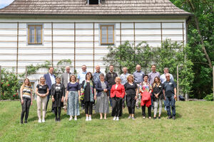 Gruppenbild vor Goethes Gartenhaus Bad Sulza