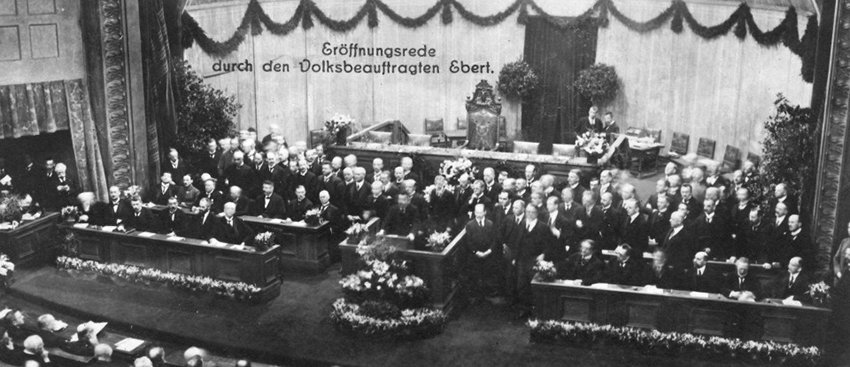 Als die Theaterbühne eine politische war: 1919 tagte die Nationalversammlung im Weimarer Theater (Bildnachweis: akg-images / Sammlung Berliner Verlag / Archiv)