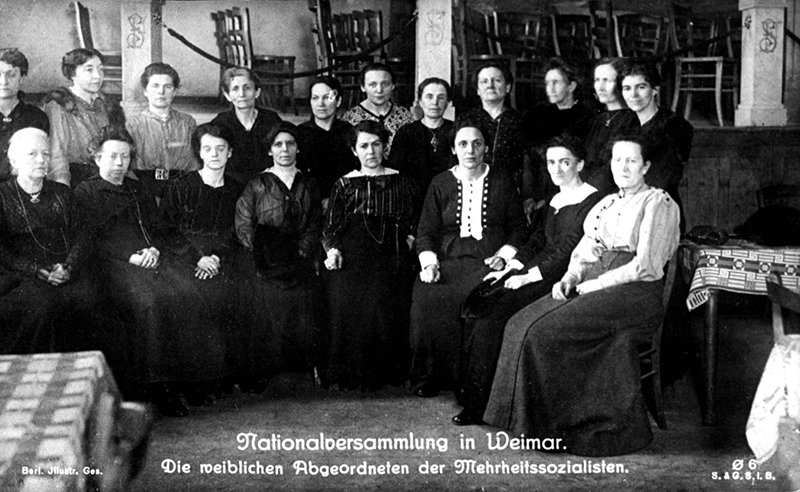 Die weiblichen Abgeordneten der Mehrheitssozialisten (MSPD), darunter Marie Juchacz  (untere Reihe, 3.v.r.); Bildnachweis: akg-images / Sammlung Berliner Verlag / Archiv