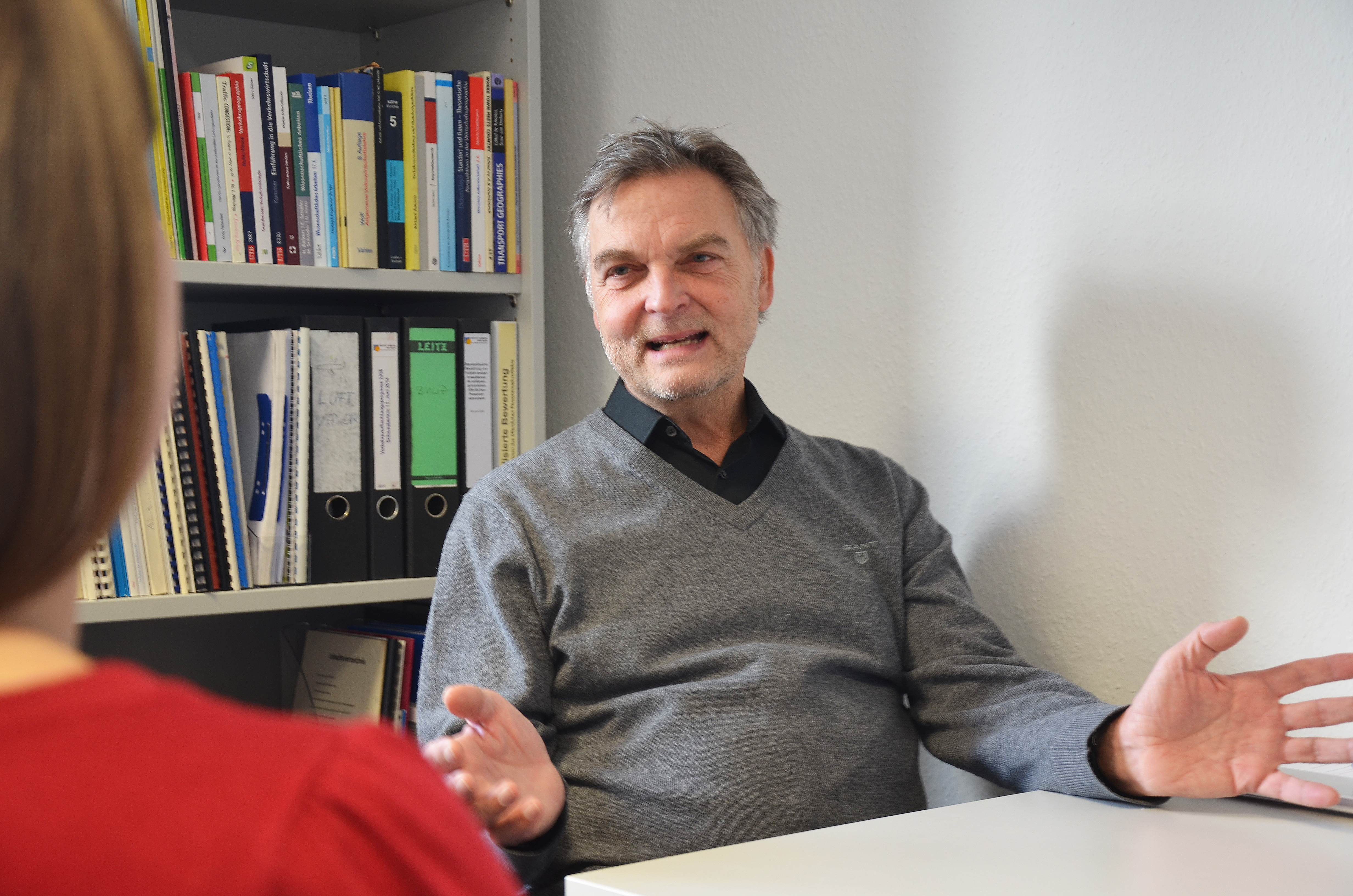 Prof. Dr. Matthias Gather im Gespräch mit AWO-Pressesprecherin Anne Osterland