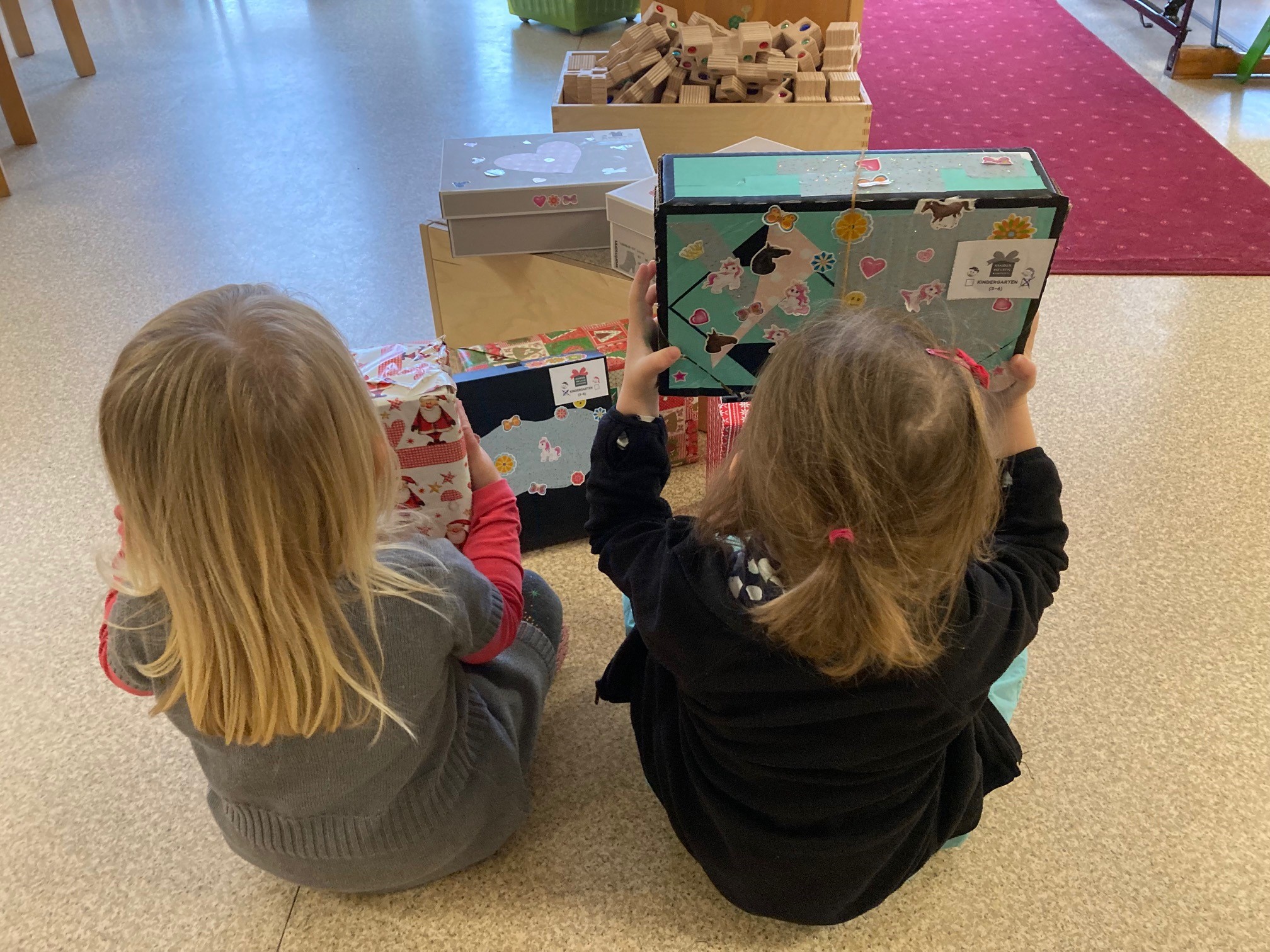 Kindergarten-Kinder mit Weihnachtspäckchen