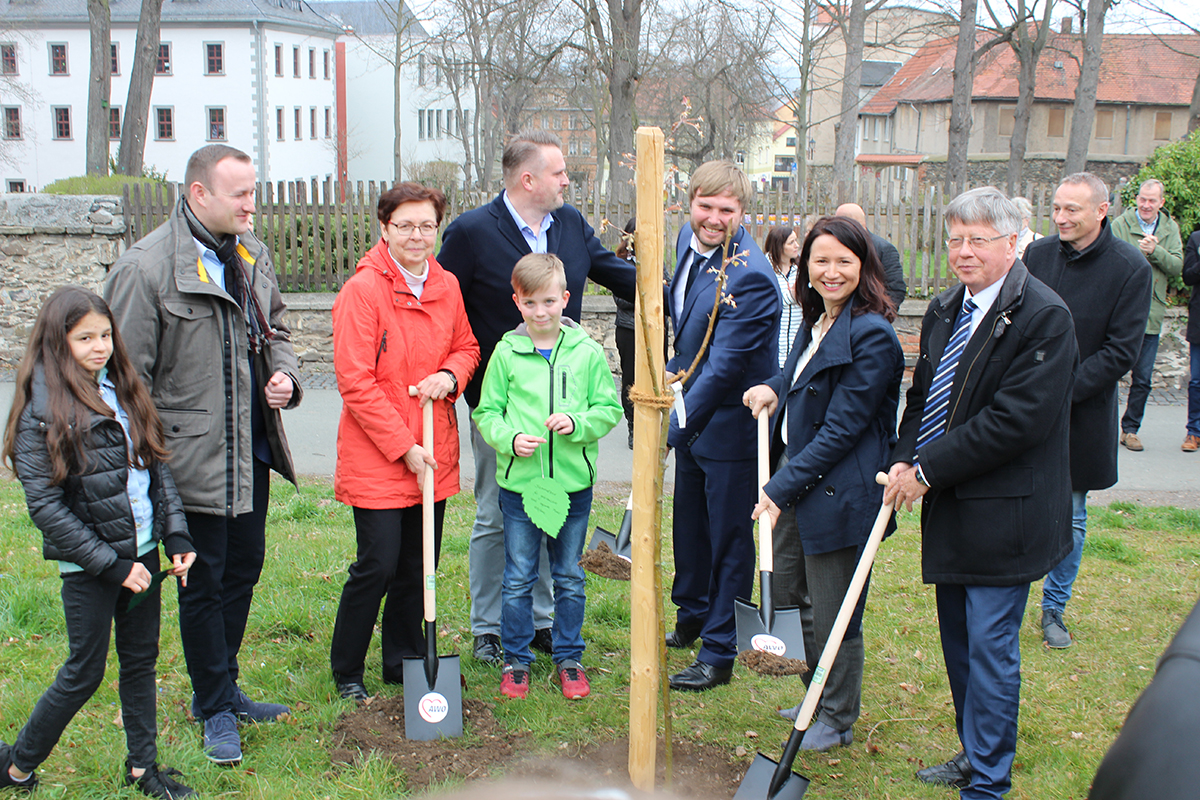 v.l.n.r.: Christian Herrgott (Landtagsabgeordneter im Saale-Orla-Kreis), Finanzministerin Heike Taubert, AWO-Geschäftsführer Ulf Grießmann, Schulleiter Robert Steinäcker, Umweltministerin Anja Siegesmund, Landrat Thomas Füßmann und Bürgermeister Ralf Weise (im Hintergrund)