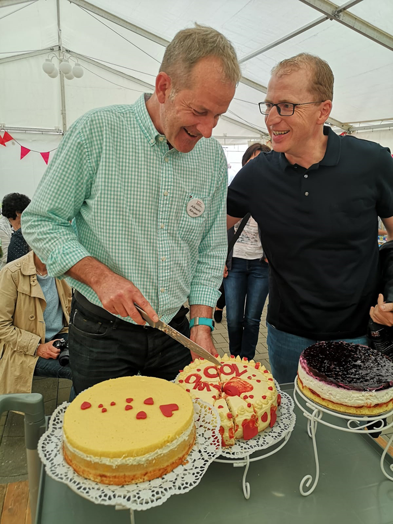Schnitten die Torte zum 100. AWO-Geburtstag an: Albrecht Ränger, Geschäftsführer der AWO Zeulenroda, und Enrico Heinke, Vorsitzender der AWO Greiz