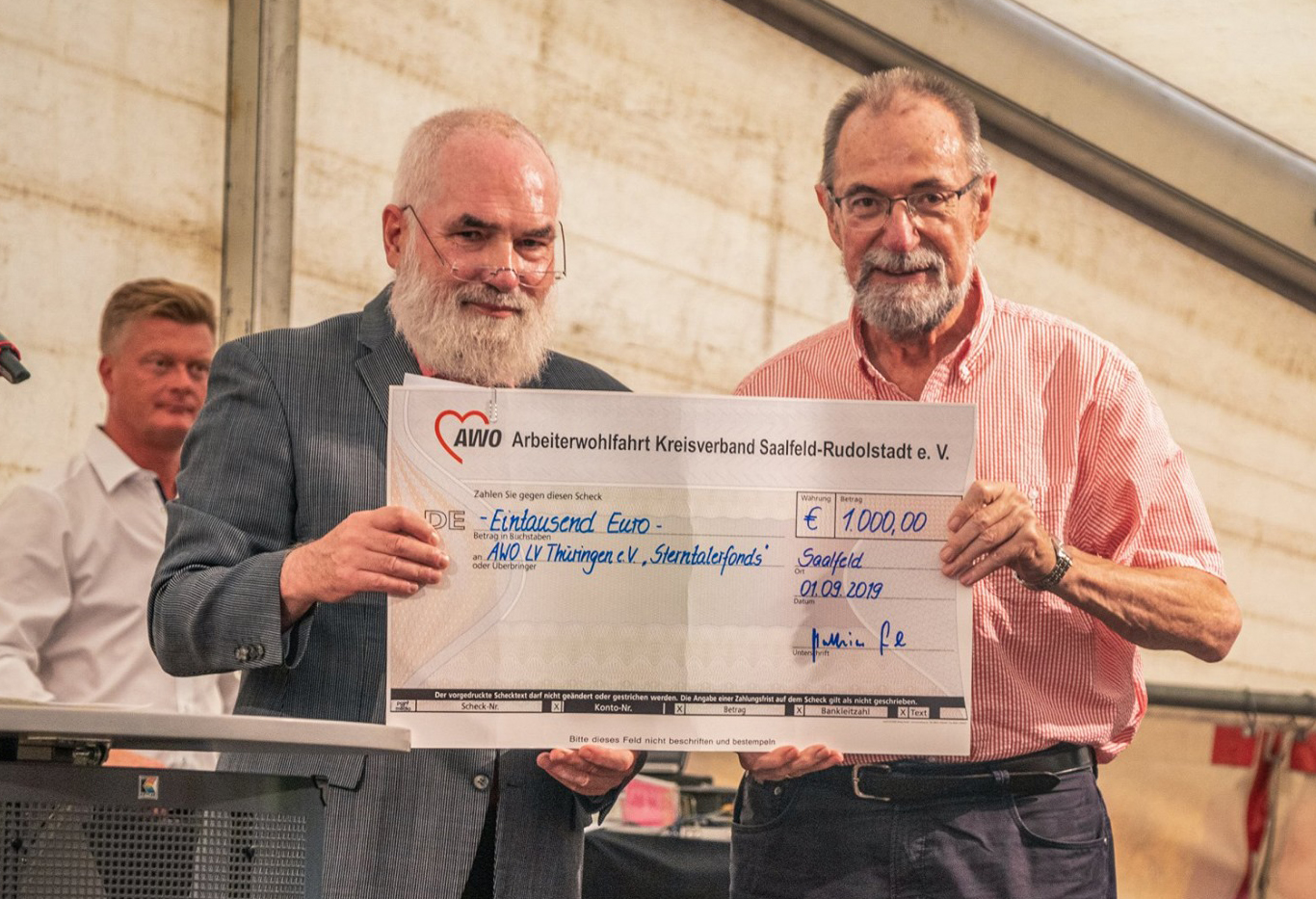 Der AWO-Landesvorsitzende Werner Griese (rechts, hier mit dem ehem. Saalfelder Bürgermeister Matthias Graul) konnte 1.000 Euro für den Sozialfonds Sterntaler entgegennehmen.