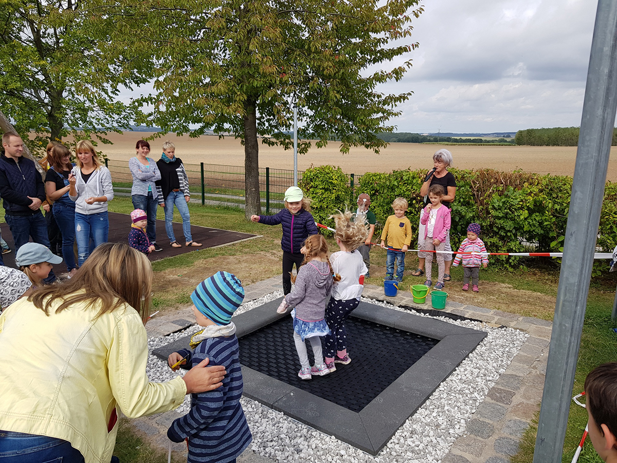 Hurra! Ein Bodentrampolin für die AWO-Kita in Rückersdorf.