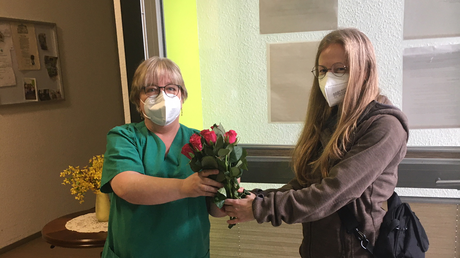 Dina Letsch vom AWO Pflegedienst (li.) nahm die Blumen von Annett Thomalla entgegen.
