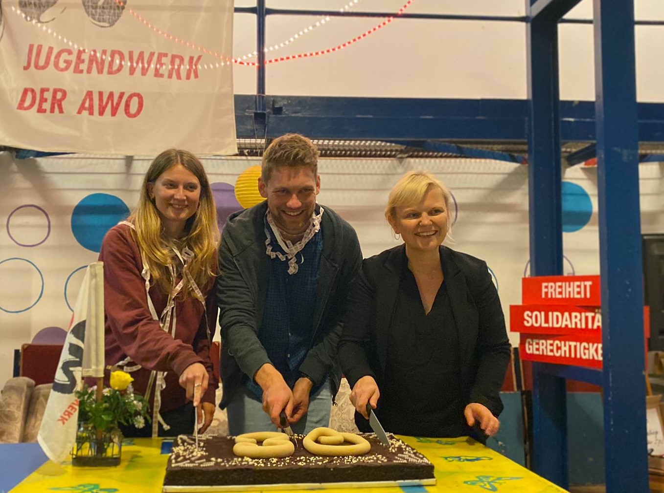 Vanessa Rust, Falko Schmidt und Katja Glybowskaja schnitten die Geburtstagstorte an