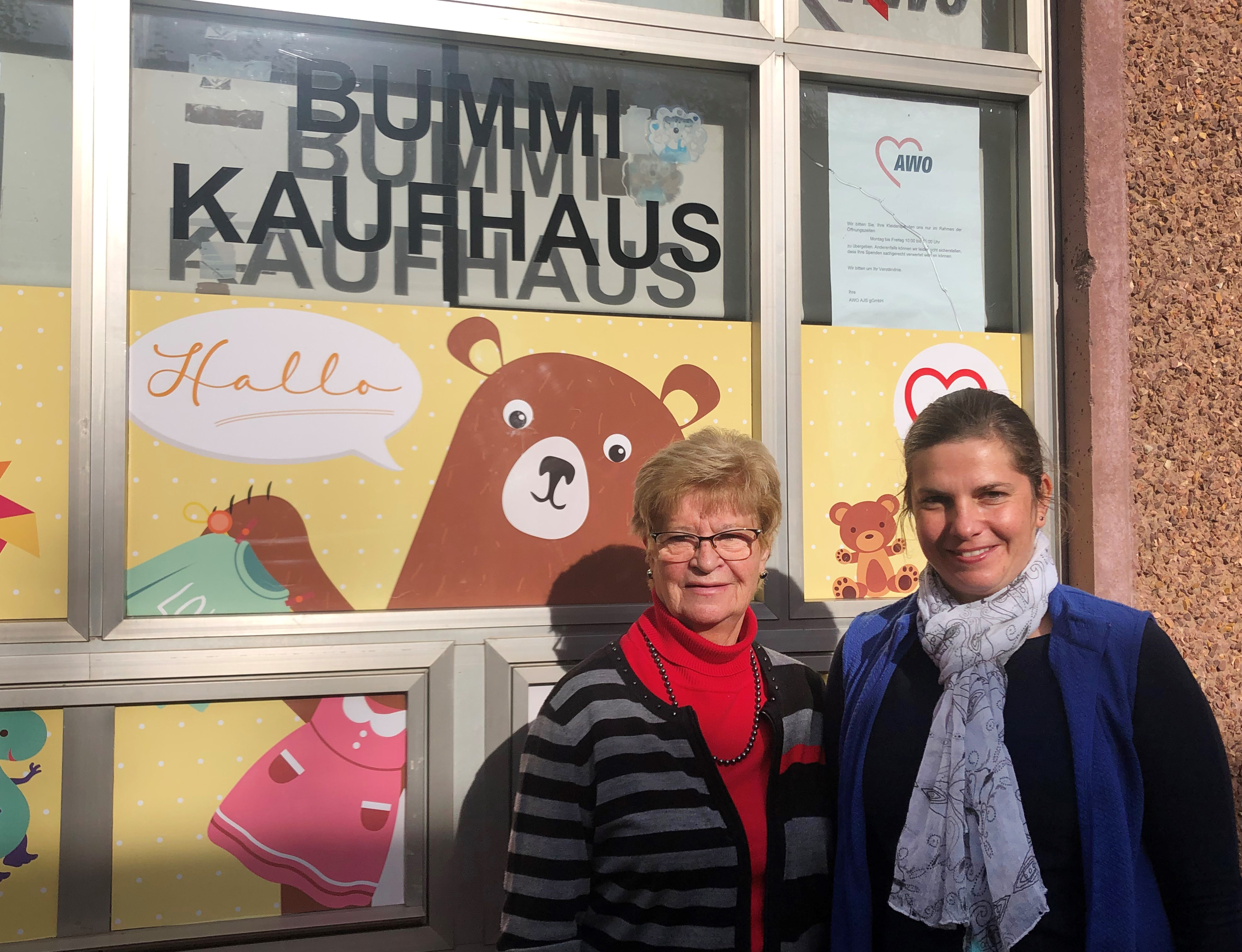 Erika G. und Nicole M. vor dem Bummi Kaufhaus in der Erfurter Thomasstraße