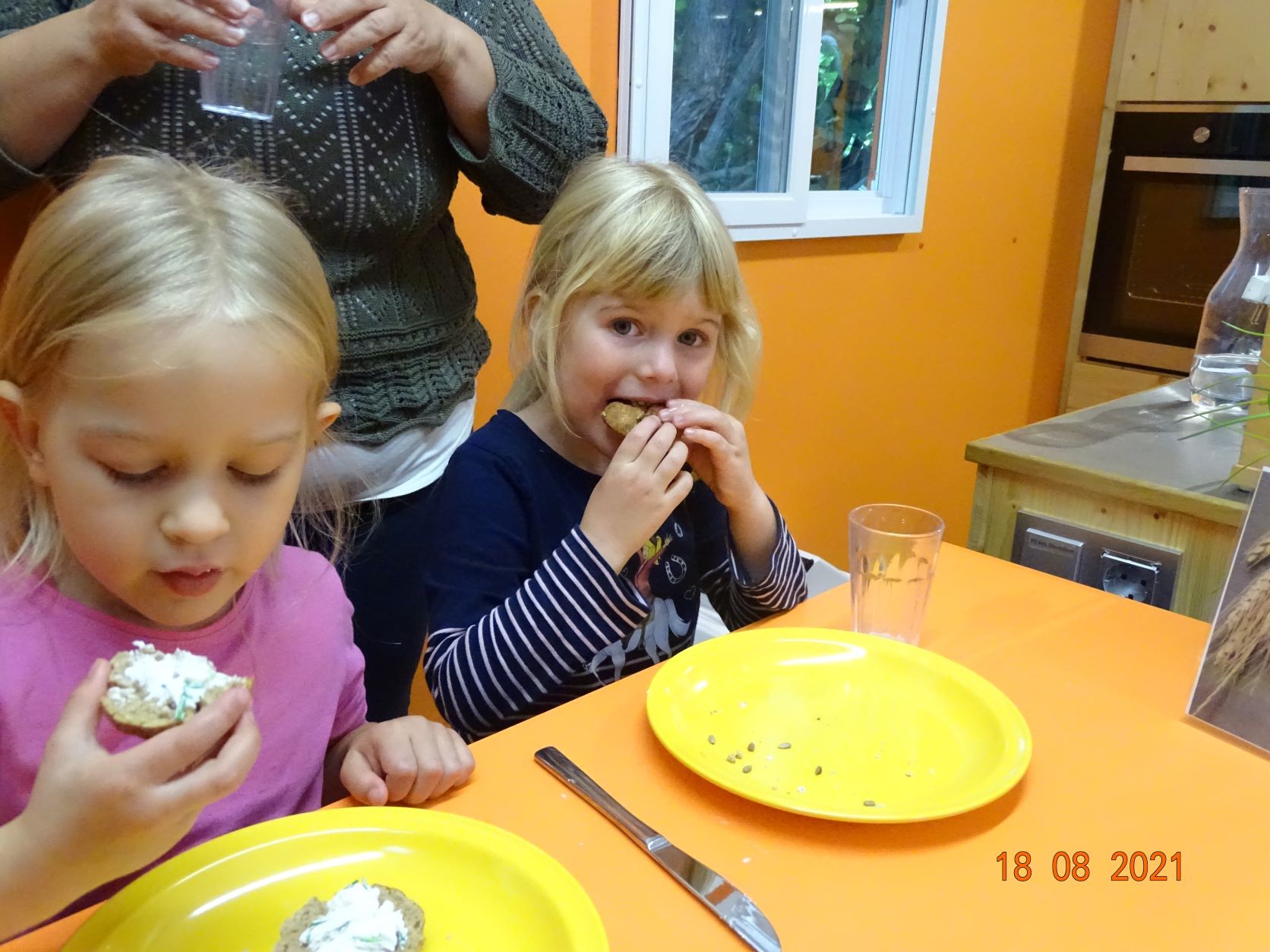 Kinder beim Naschen