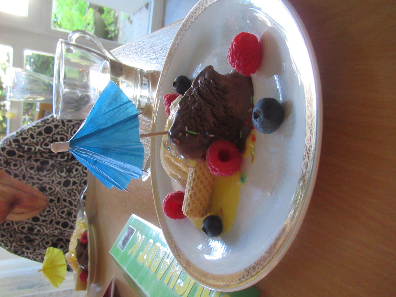 Eis mit Obst und einem Dekoschirmchen