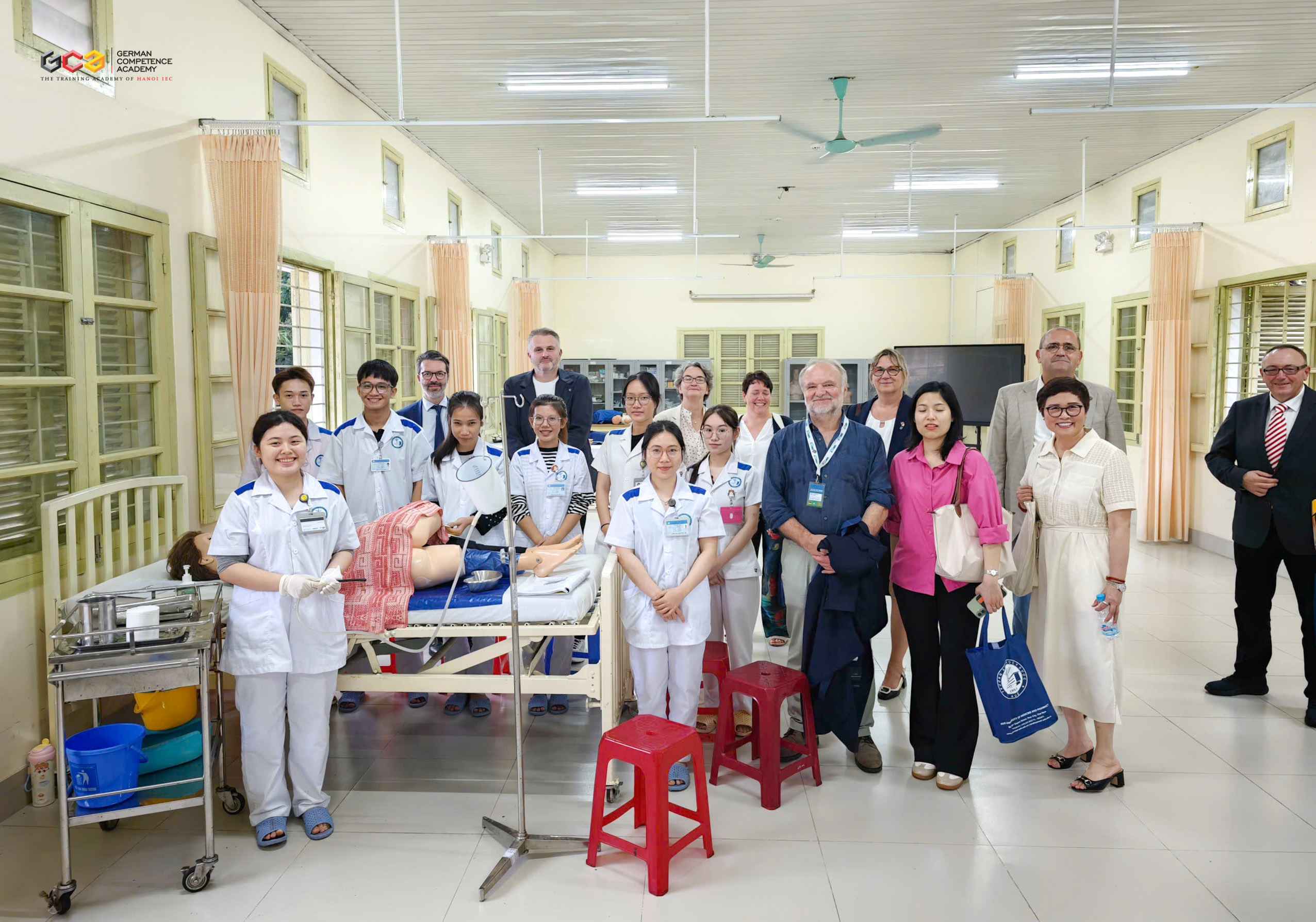 Eine Gruppe aus vietnamesischen Azubis schaut mit Vertretern der AWO Thüringen in die Kamera