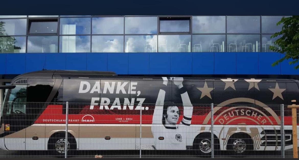 Im Bild ist der Bus der deutschen Nationalmannschaft zu sehen.